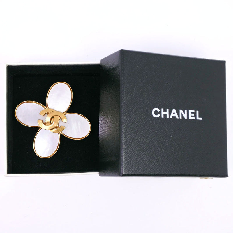 CHANEL] Chanel Flower motif vintage brooch Gold plating x shell gold 95A  engraved ladies brooch A-rank – KYOTO NISHIKINO