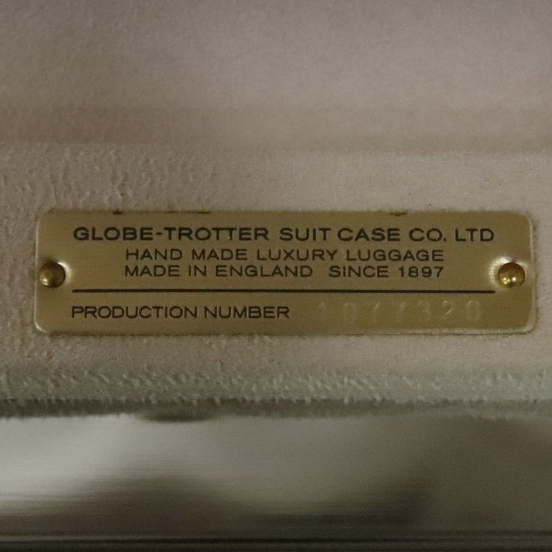 【GLOBE TROTTER】グローブトロッター
 ロワイヤル エクストラディープスーツケース レザー×スウェード×ヴァルカンファイバー（特殊加工をした紙） パールホワイト 白 ユニセックス トランク
