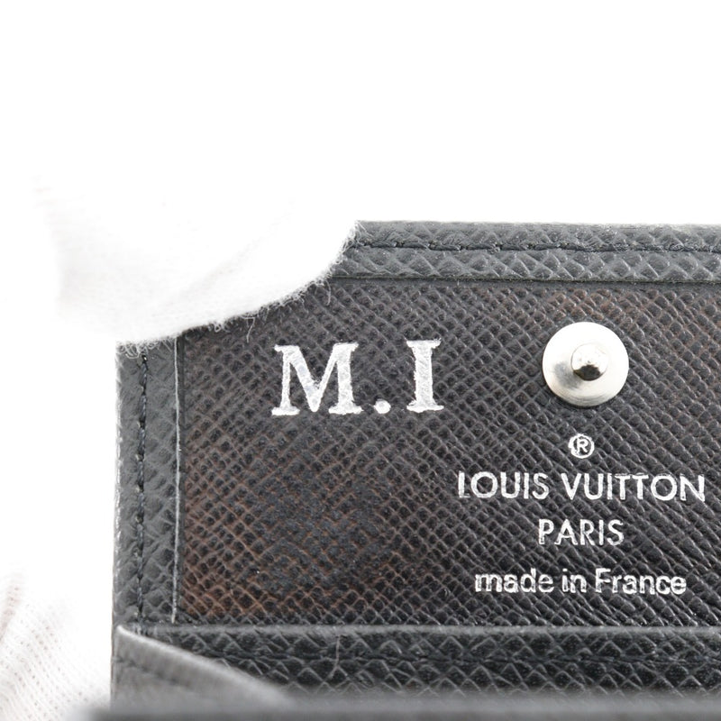 [Louis Vuitton]路易威登 
 莫奈港鲍亚特硬币盒 
 M30382 Taiga Aldoise黑色TA1101邮票快照按钮PORTO MONNET BOWAT男士