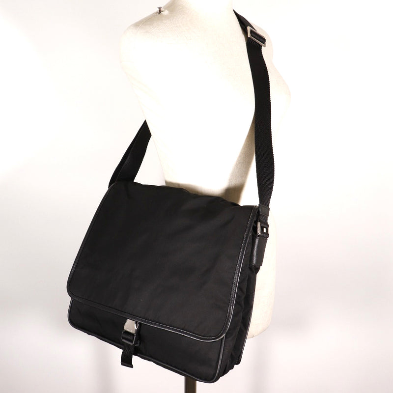 [Prada] Prada Messenger Bag肩带徽标板板尼龙黑色对角线A4襟翼Messenger Bag unisex
