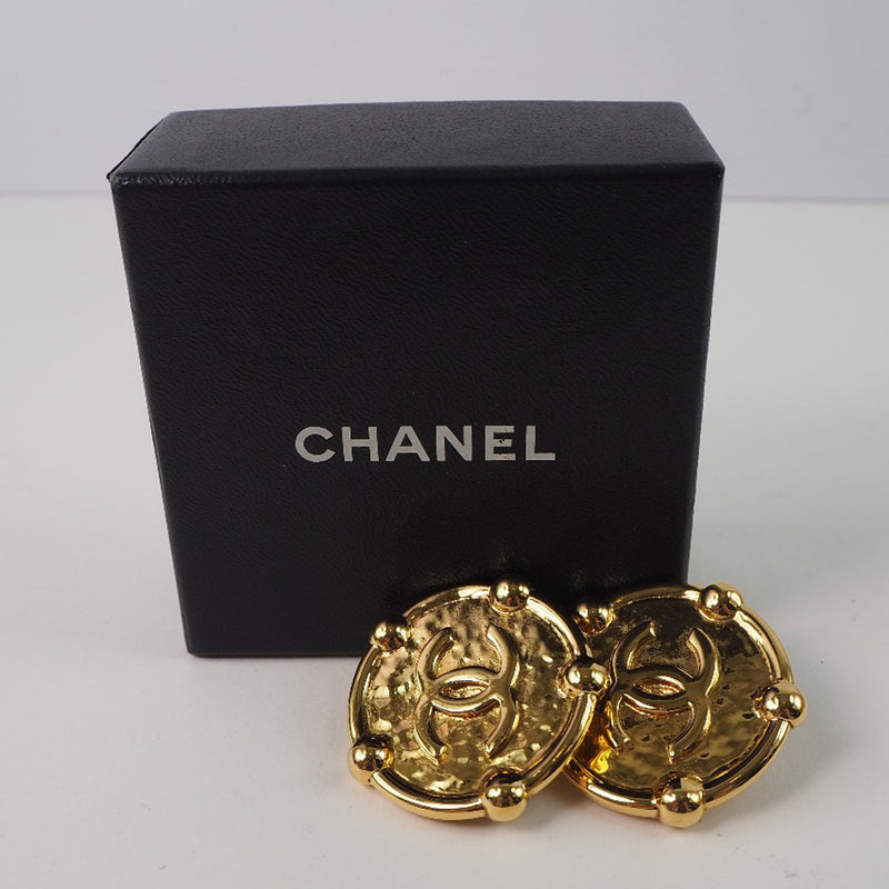 [CHANEL] Chanel Coco Mark A17983 Gold plating gold 02C engraved ladies earrings A rank